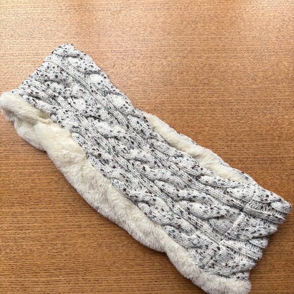 UGG Grey & White Reversible Scarf - Picture 3 of 6